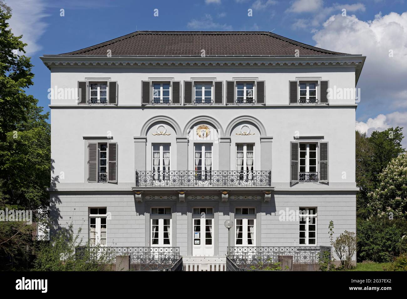 Sollbrueggen House, casa di campagna del 19 ° secolo in stile classicista, oggi Krefeld Scuola di Musica, Sollbrueggenpark, Krefeld, Nord Reno-Westfalia Foto Stock