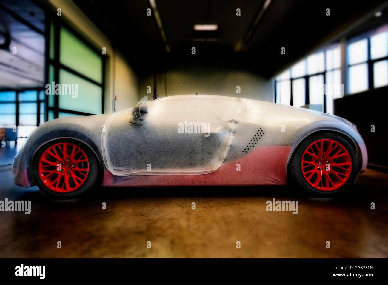 Molsheim, sede di Bugatti, il Bugatti Veyron è artigianale in fabbrica,  veicolo attende la consegna, Molsheim, Alsazia, Francia Foto stock - Alamy