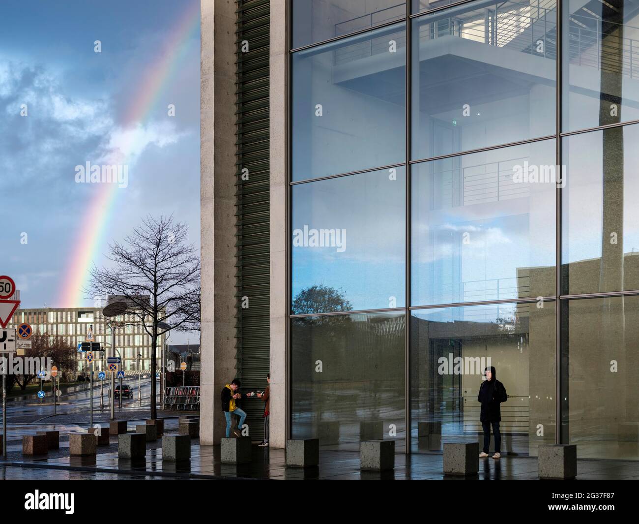 Rainbow at Paul-Loebe-Haus, Government District, German Bundestag, Berlin-Tiergarten, Berlin, Germania Foto Stock