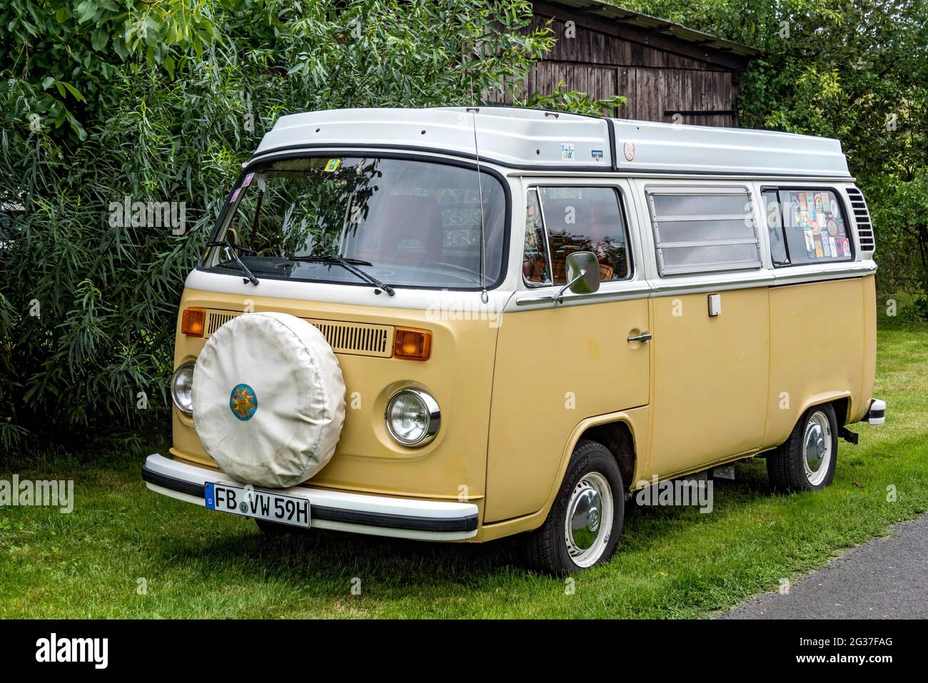 Oldtimer Volkswagen tipo 2 come autobus da campeggio, VW Transporter T2, Bulli, anno di costruzione dal 1967, Germania Foto Stock