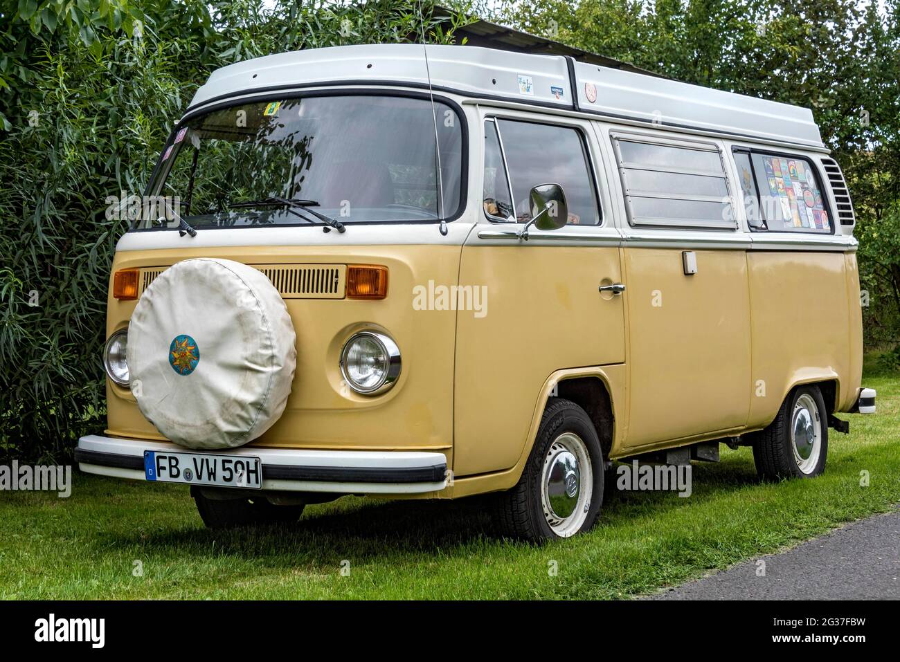 Oldtimer Volkswagen tipo 2 come autobus da campeggio, VW Transporter T2, Bulli, anno di costruzione dal 1967, Germania Foto Stock