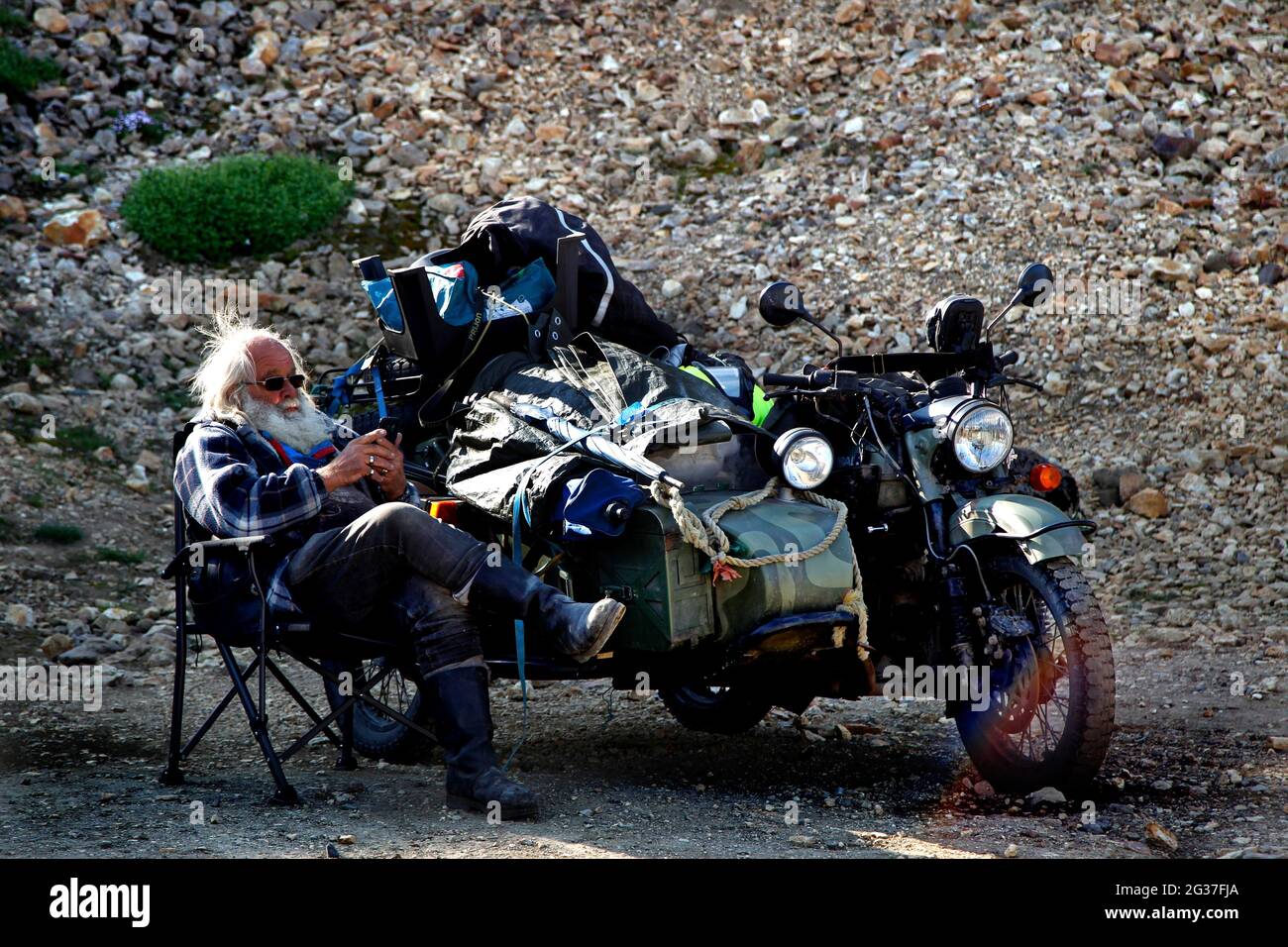 Biker con barba bianca, motociclista vecchio in sedia pieghevole, sedia da  campeggio, moto con sidecar e bagagli, campeggio, Landmannalaugar Foto  stock - Alamy