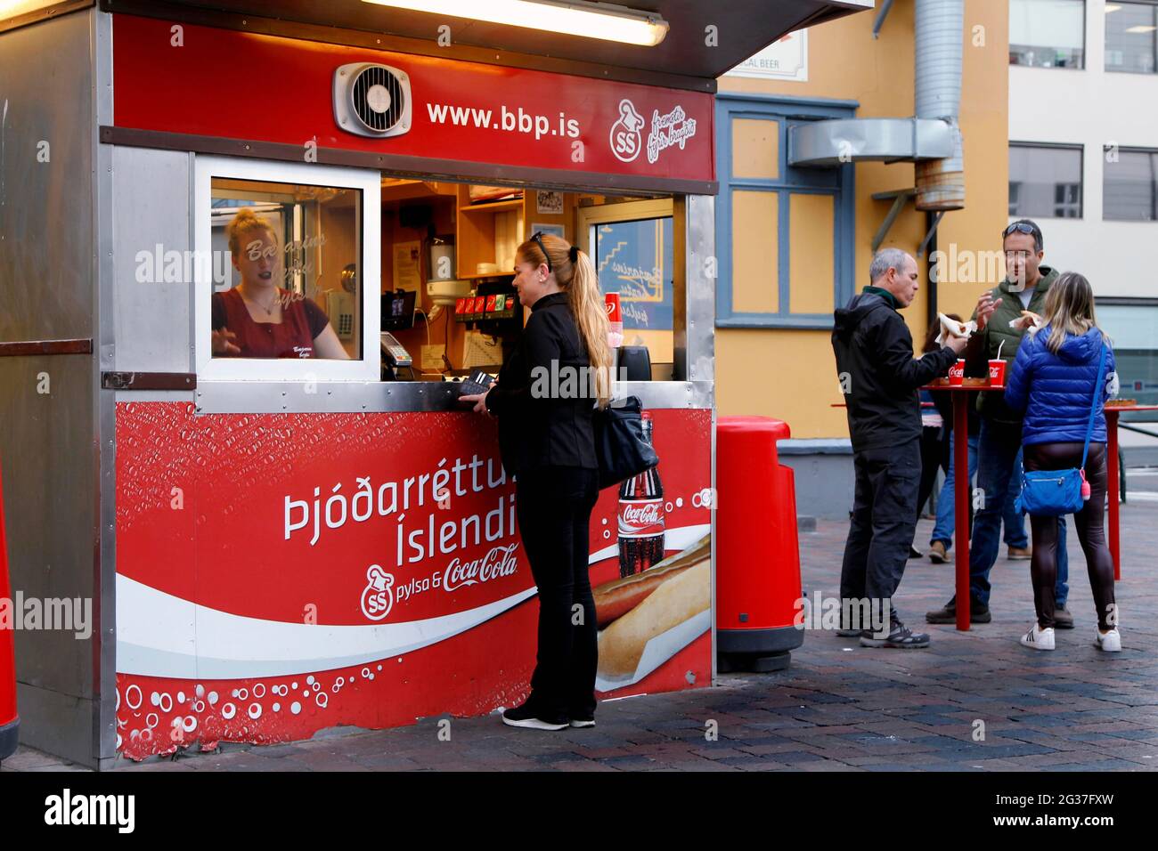 Snack bar, Hot dog stand, Baejarinseztu, clienti, Reykjavik, Islanda Foto Stock