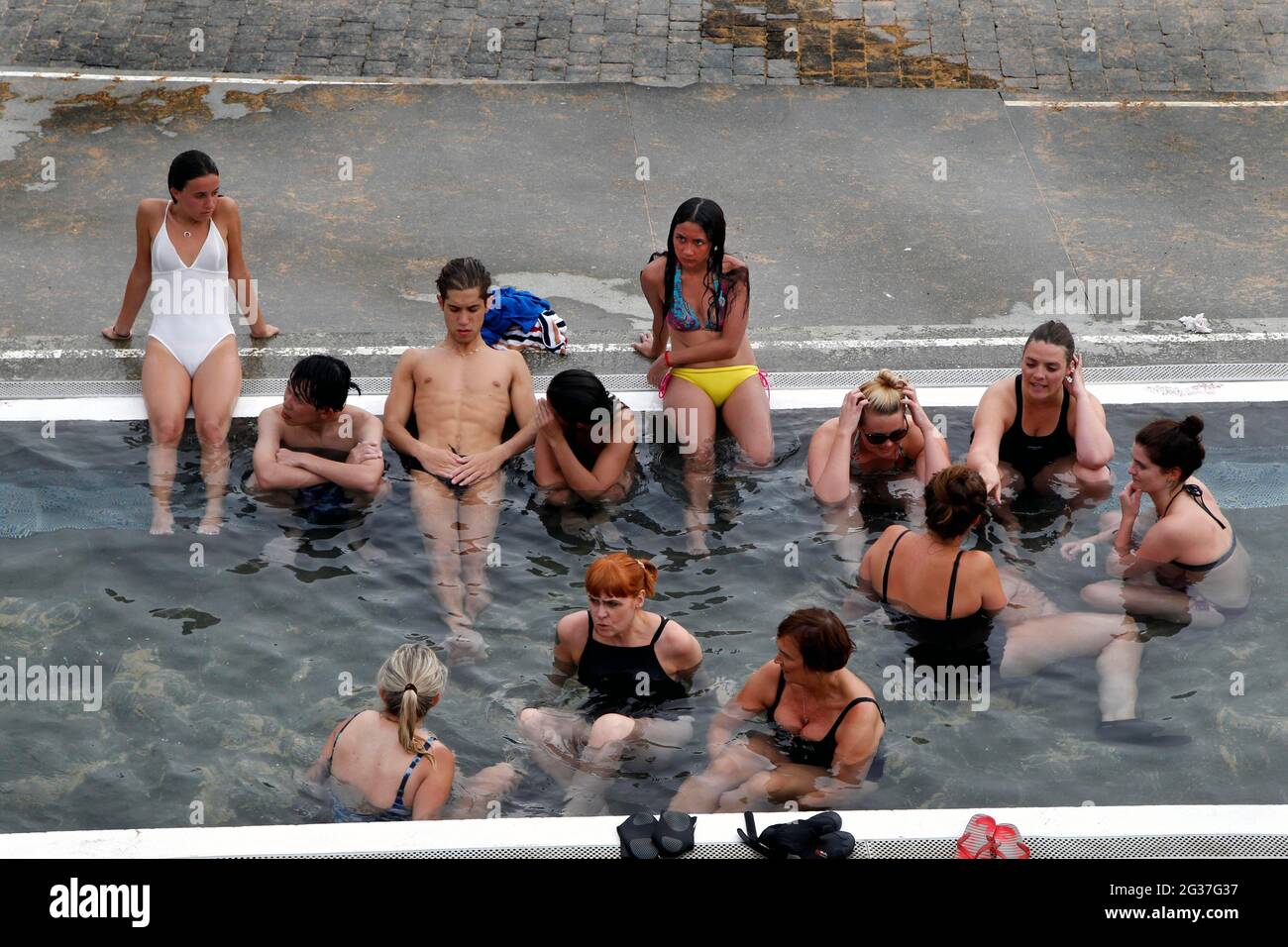 Piscina di acqua calda, piscina sulla spiaggia, bagnanti, Nautholsvik, Reykjavik, Islanda Foto Stock
