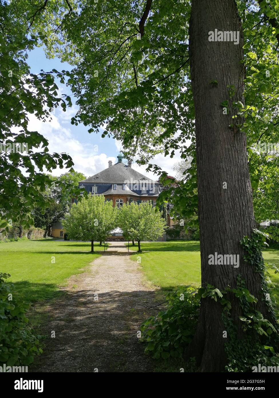 Vista su un parco con un palazzo storico sullo sfondo, la Germania. Blick auf den Schlossgarten und dem Herrenhaus im Hintergrund, Bergisches Land. Foto Stock