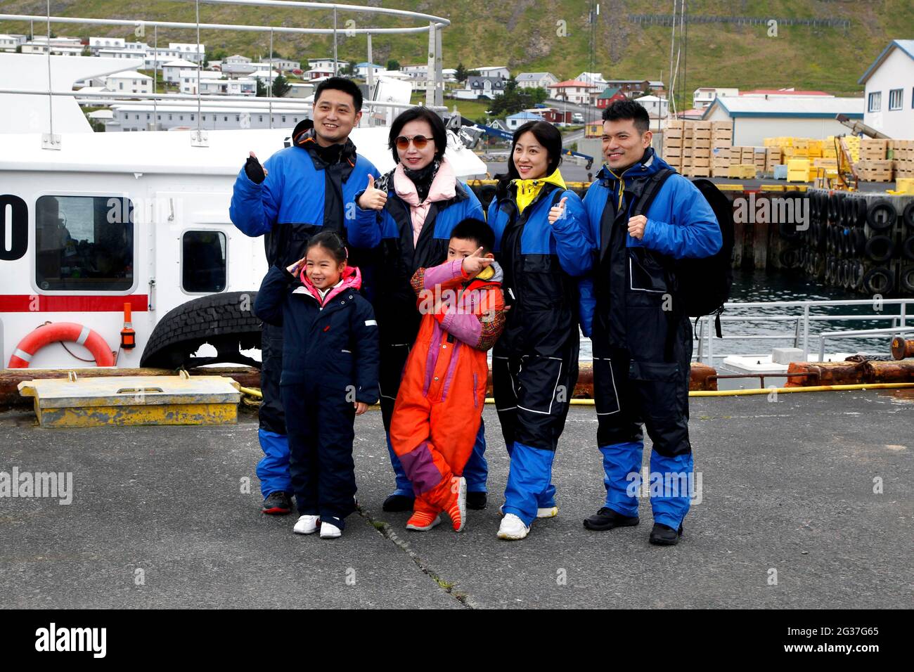 Tour di avvistamento delle balene, tour di avvistamento delle balene, turisti, famiglie asiatiche, Olafsvik, Snaefellsnes, penisola di Snaefellsnes, costa occidentale, Islanda Foto Stock