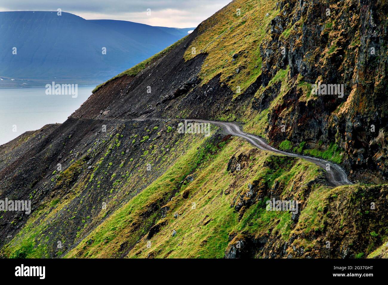 Cliff, Track, Svalvogaleio, Vestfiroir, Westfjords, Islanda nordoccidentale, Islanda Foto Stock