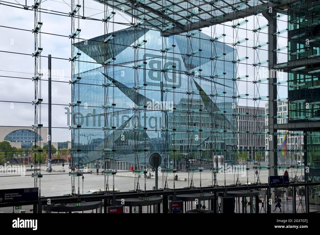 Cubo Berlino visto attraverso la facciata in vetro della stazione principale, progettato dallo studio di architettura 3XN, Washingtonplatz, Berlino, Germania Foto Stock