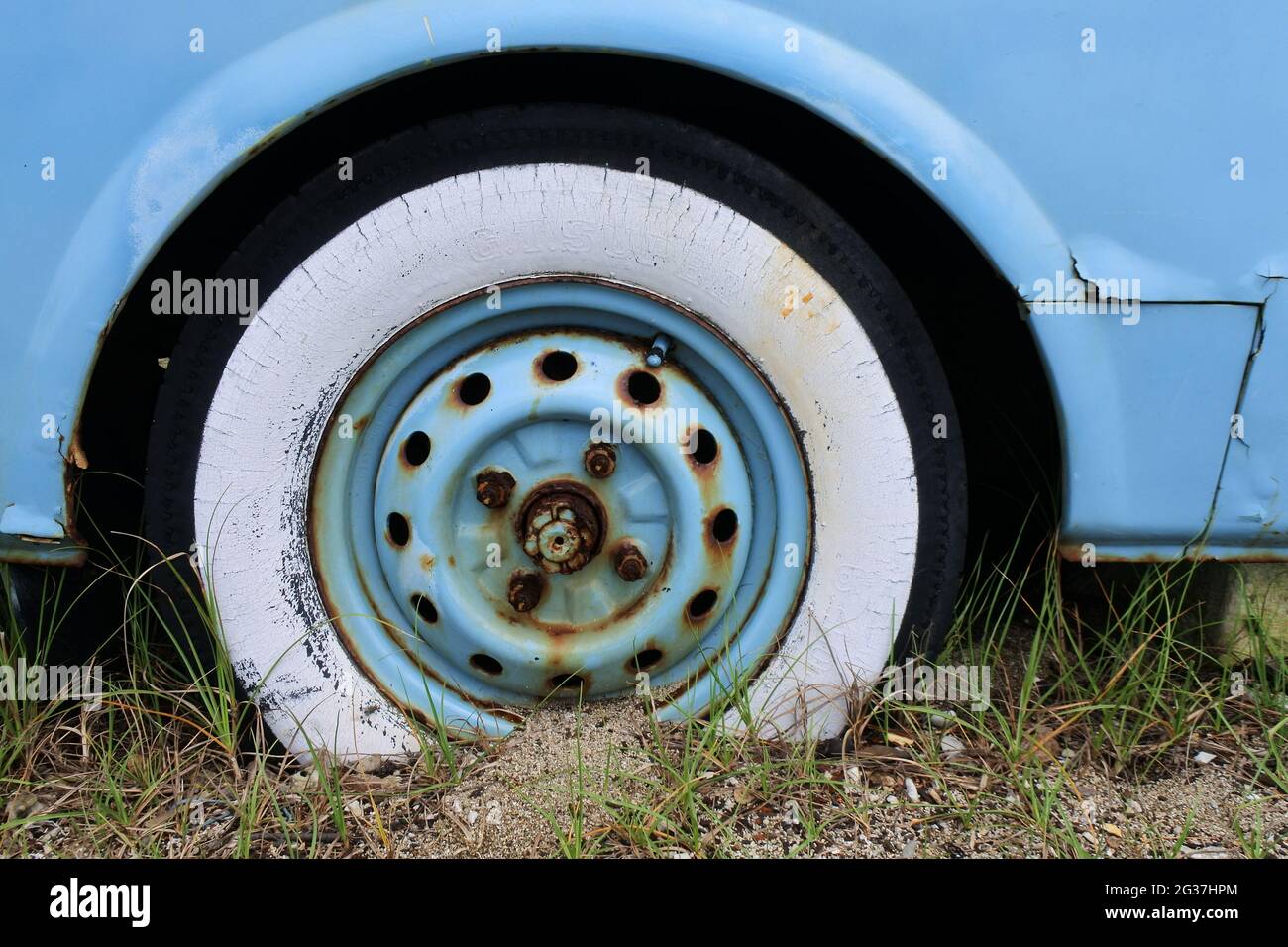 DENPASAR, Indonesia - 09 gennaio 2021: VW Combi auto che è stata danneggiata e lavata sulla spiaggia, Bali, Indonesia, 9 gennaio 2021 Foto Stock