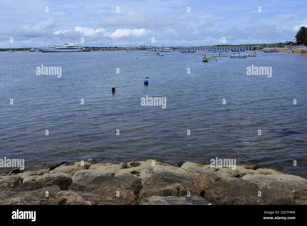DENPASAR, INDONESIA - 27 gennaio 2021: La bellezza e le strutture della spiaggia da sogno a sanur, Bali, 12 febbraio 2021 Foto Stock