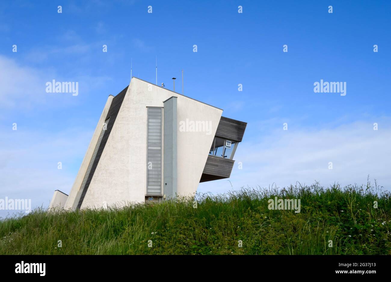 Vista laterale sulle dune di sabbia della Torre di osservazione di Rossall Point a Fleetwood, Lancashire, Regno Unito. È anche conosciuta come Torre di osservazione di Rossall Point Foto Stock