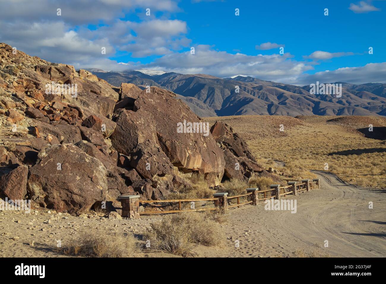 BISHOP, CALIFORNIA, STATI UNITI - 21 dicembre 2020: Una mostra di petroglifici in mostra al Chidago Canyon nella regione della Sierra orientale della California. Foto Stock