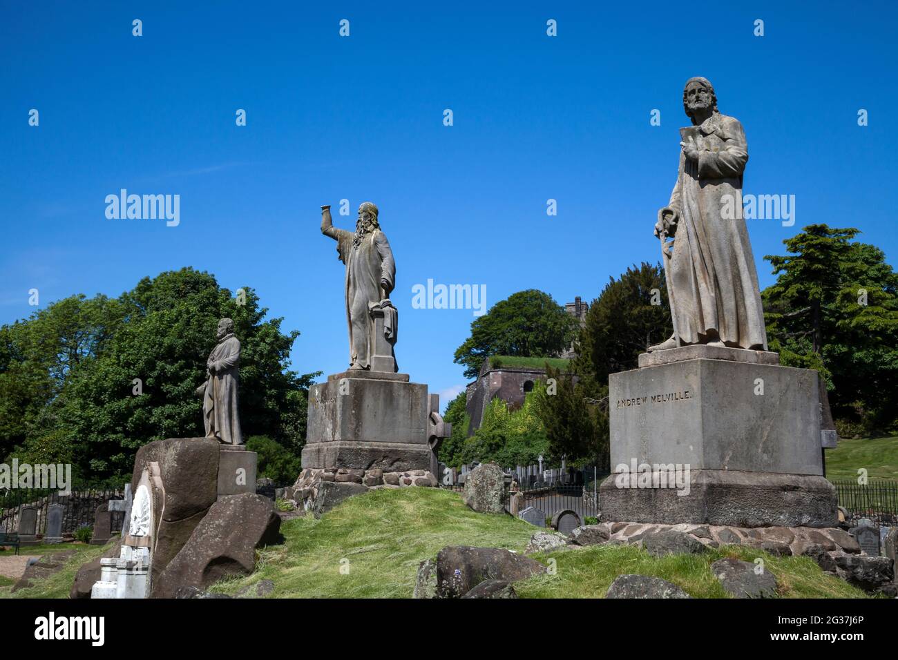 Le statue riformanti nel Cimitero della Città Vecchia, Stirling, Scozia, sono di Alexander Henderson (a sinistra) teologo scozzese e importanti ecclesiastici Foto Stock
