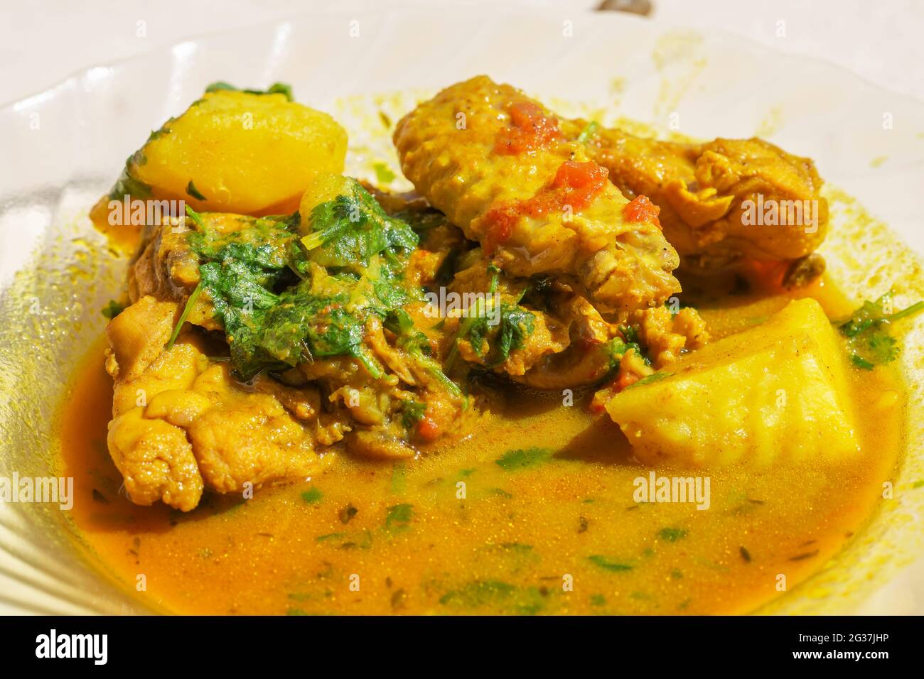 Curry tradizionale indiano di pollo con sugo. Foto Stock