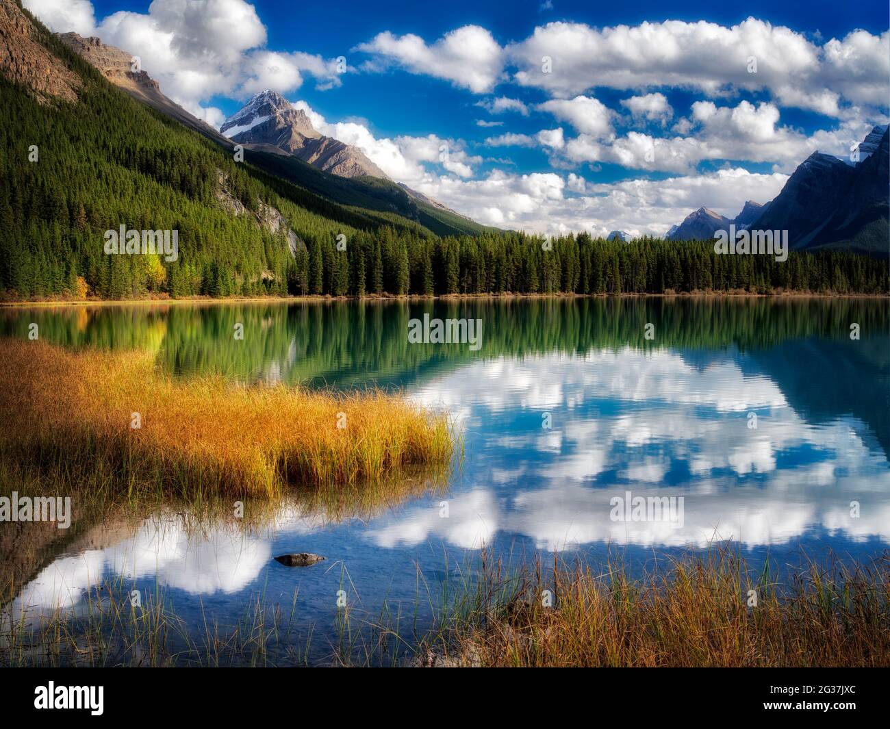 Le nuvole e la riflessione in uccelli acquatici laghi. Il Parco Nazionale di Banff. Lo stato di Alberta. In Canada. Foto Stock