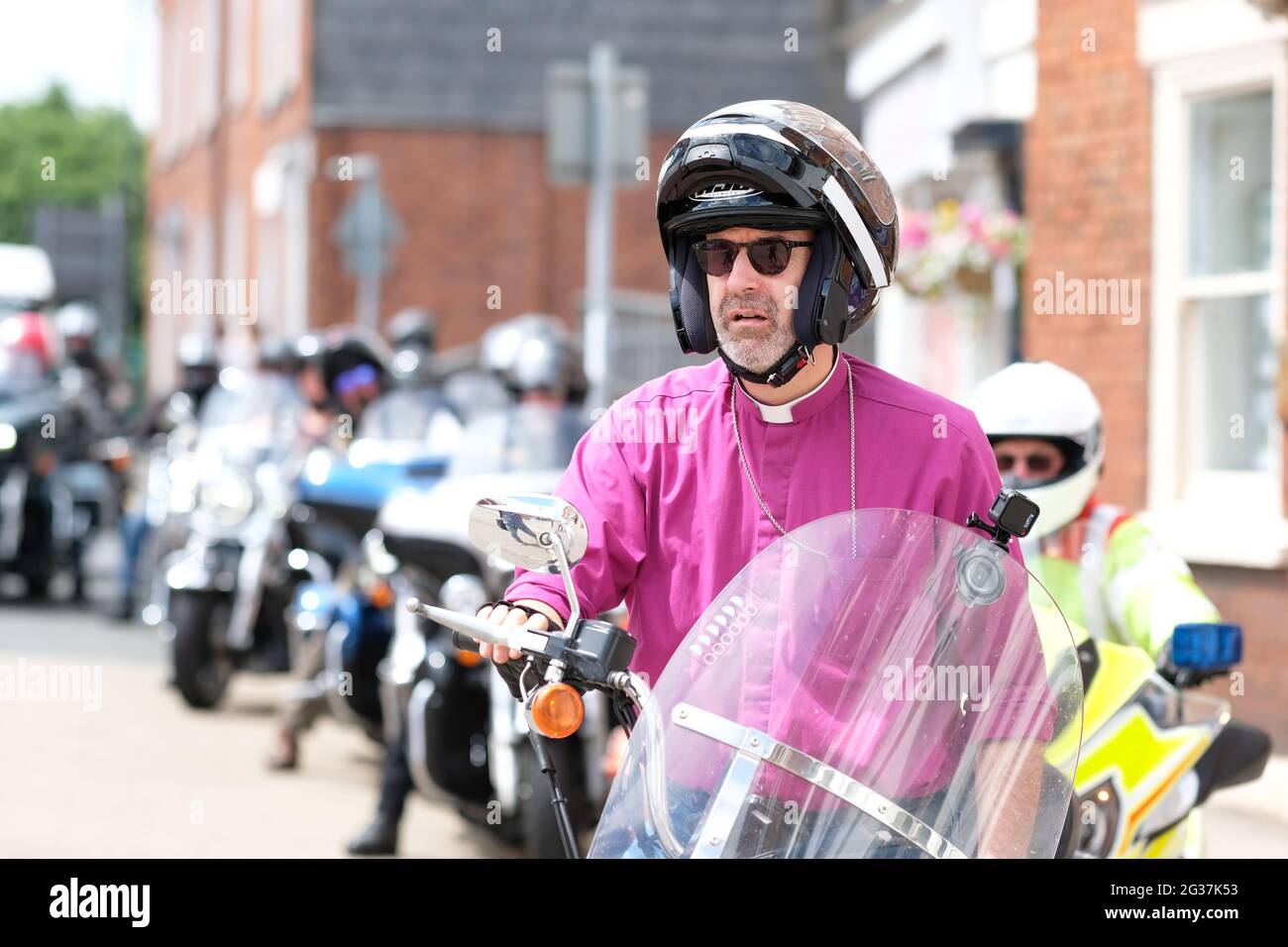Hereford, Herefordshire, Regno Unito - Lunedi 14 giugno 2021 - il Rt Revd Richard Jackson, vescovo di Hereford nel suo equipaggiamento motociclistico attende l'arrivo del convoglio scortato polizia che porta la statua di 3.5 tonnellate di angelo coltello alto 27 piedi. Il Vescovo ha percorso la sua moto Harley Davidson per accompagnare il convoglio alle porte della Cattedrale di Hereford. La statua dell'angelo dei coltelli aumenta la consapevolezza dell'impatto del crimine dei coltelli. Photo Steven May / Alamy Live News Foto Stock