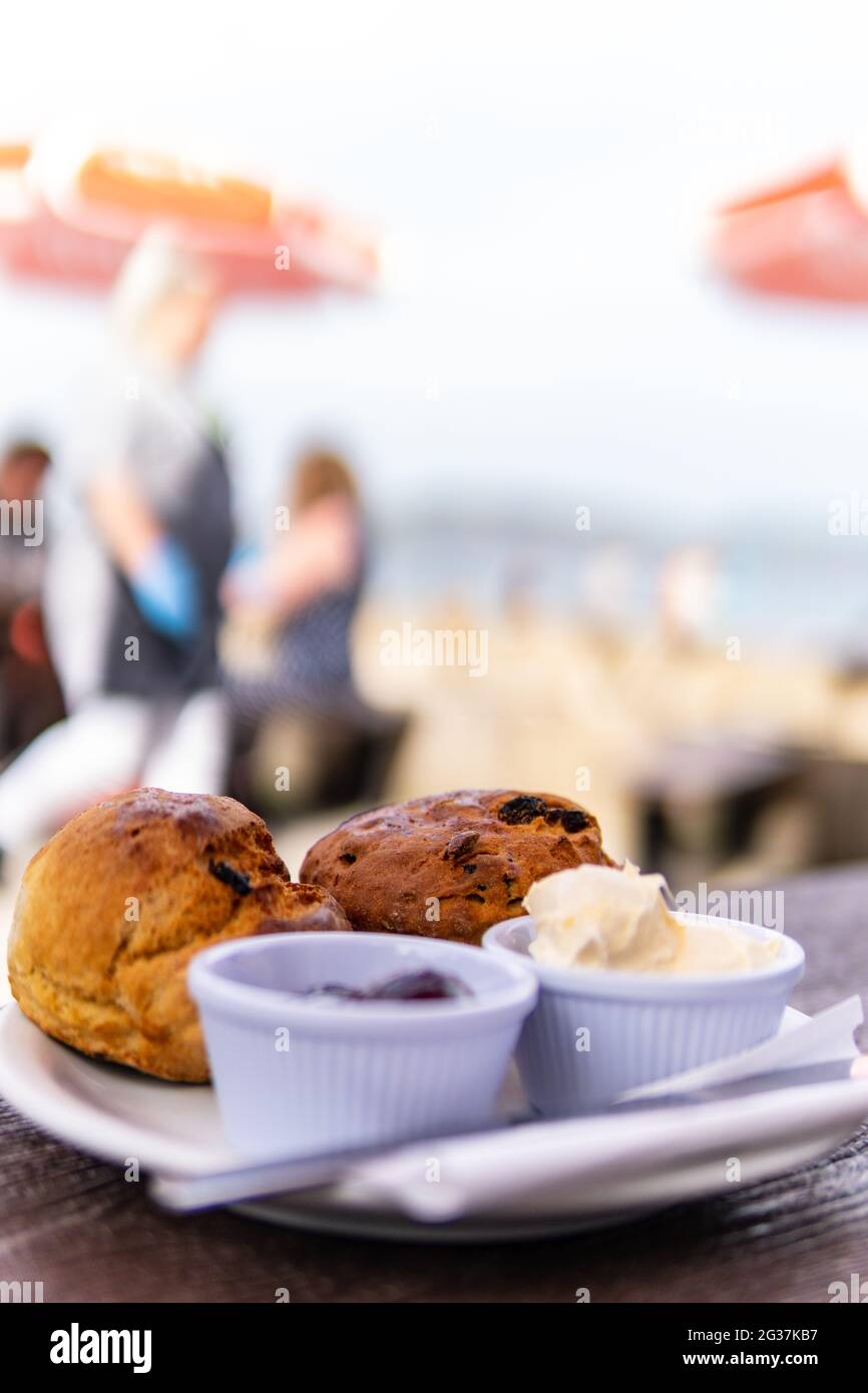 Dorset Cream Tea sulla spiaggia Foto Stock