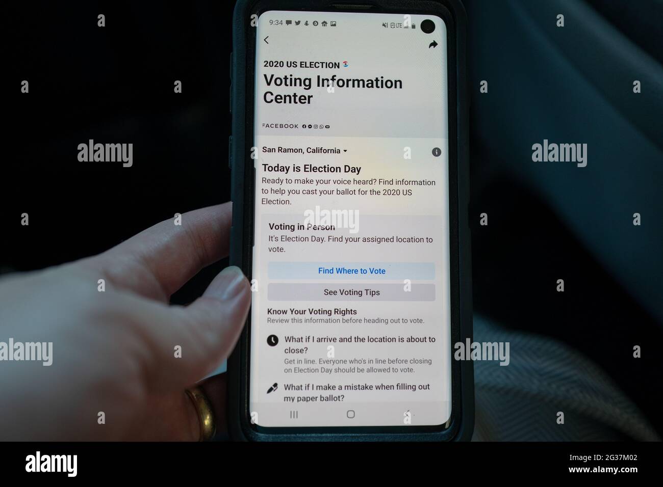 Mano che tiene un cellulare con Facebook Voting Information Center visibile a San Ramon, California, 3 novembre 2020. () Foto Stock
