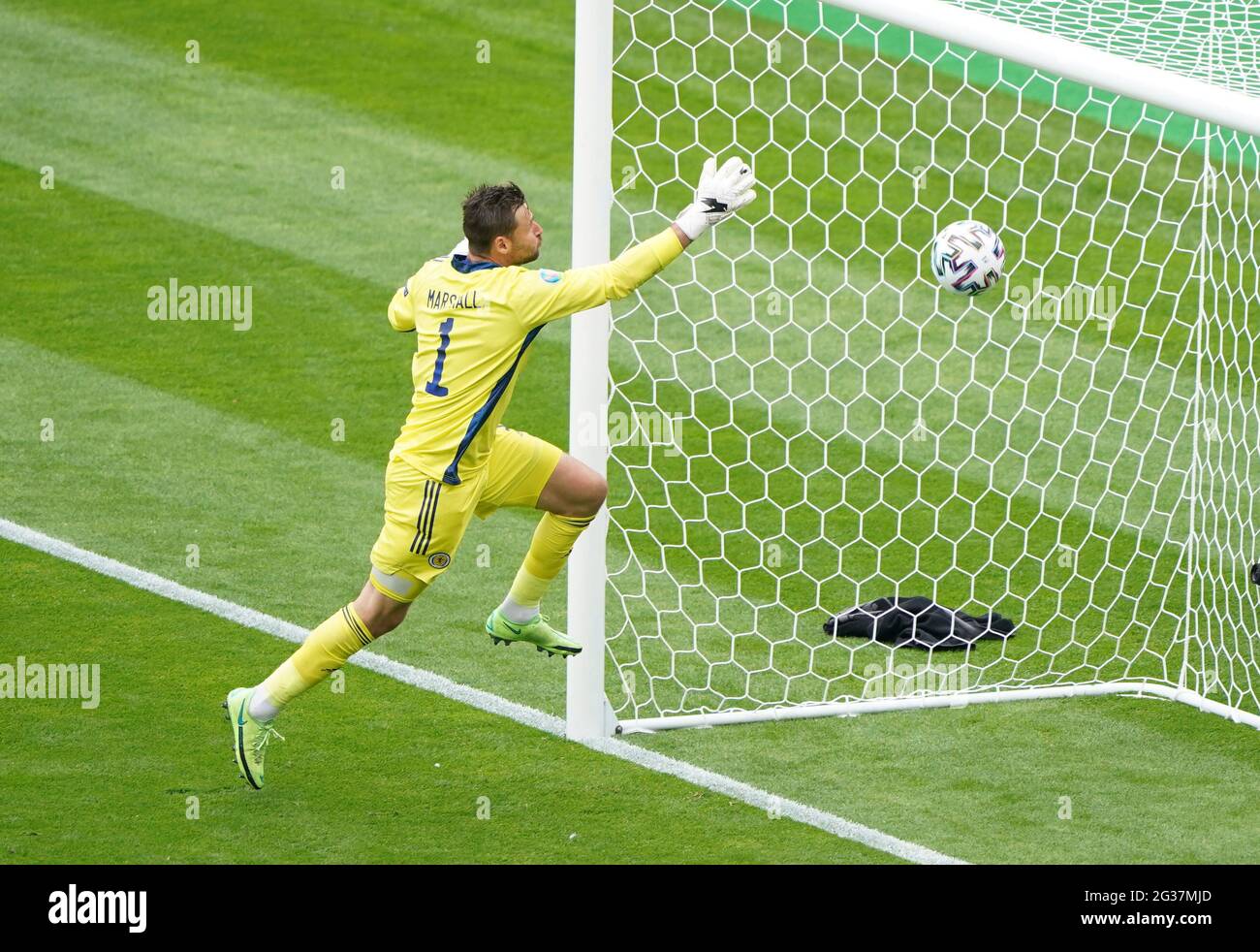 Il portiere della Scozia David Marshall si scommette per ottenere la palla mentre il Patrik Schick della Repubblica Ceca (non illustrato) segna il secondo gol della partita durante la partita UEFA Euro 2020 Group D a Hampden Park, Glasgow. Data immagine: Lunedì 14 giugno 2021. Foto Stock