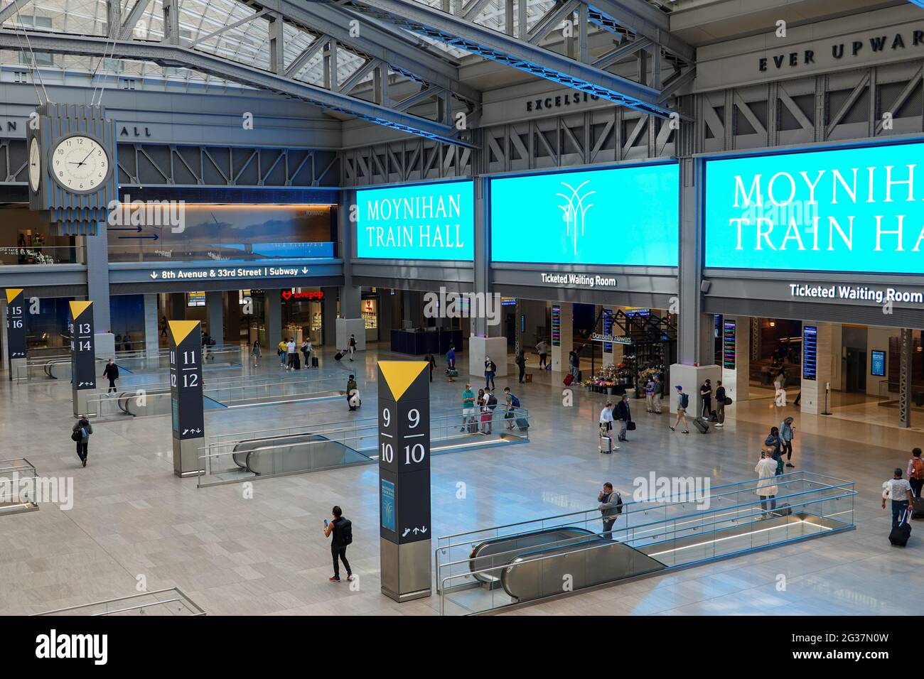 Persone nella Moynihan Train Hall di New York, espansione della Penn Station, nell'ex edificio principale dell'ufficio postale della città, l'edificio James A. Farley. Foto Stock