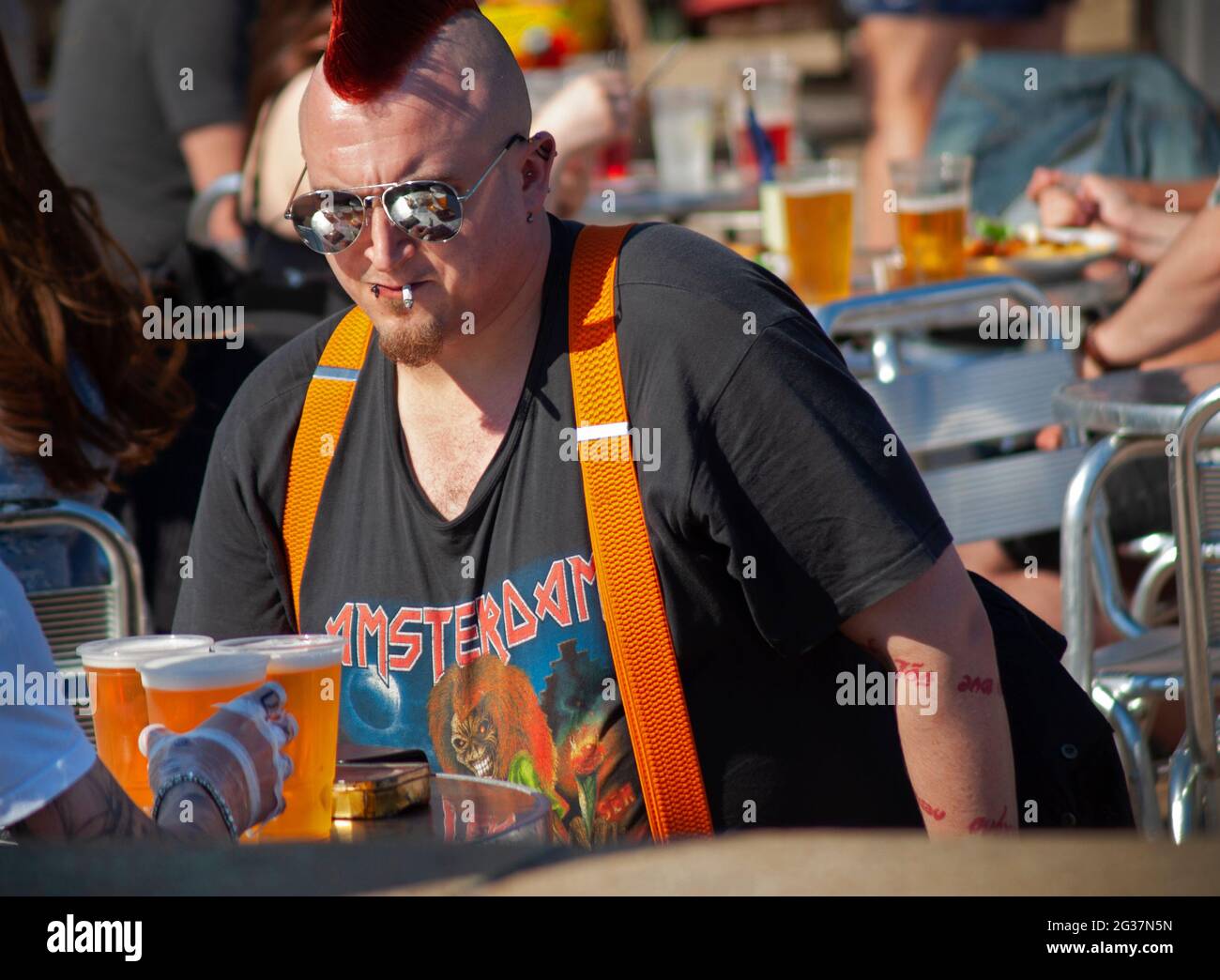 Bere birra vicino al lungomare di Brighton Foto Stock