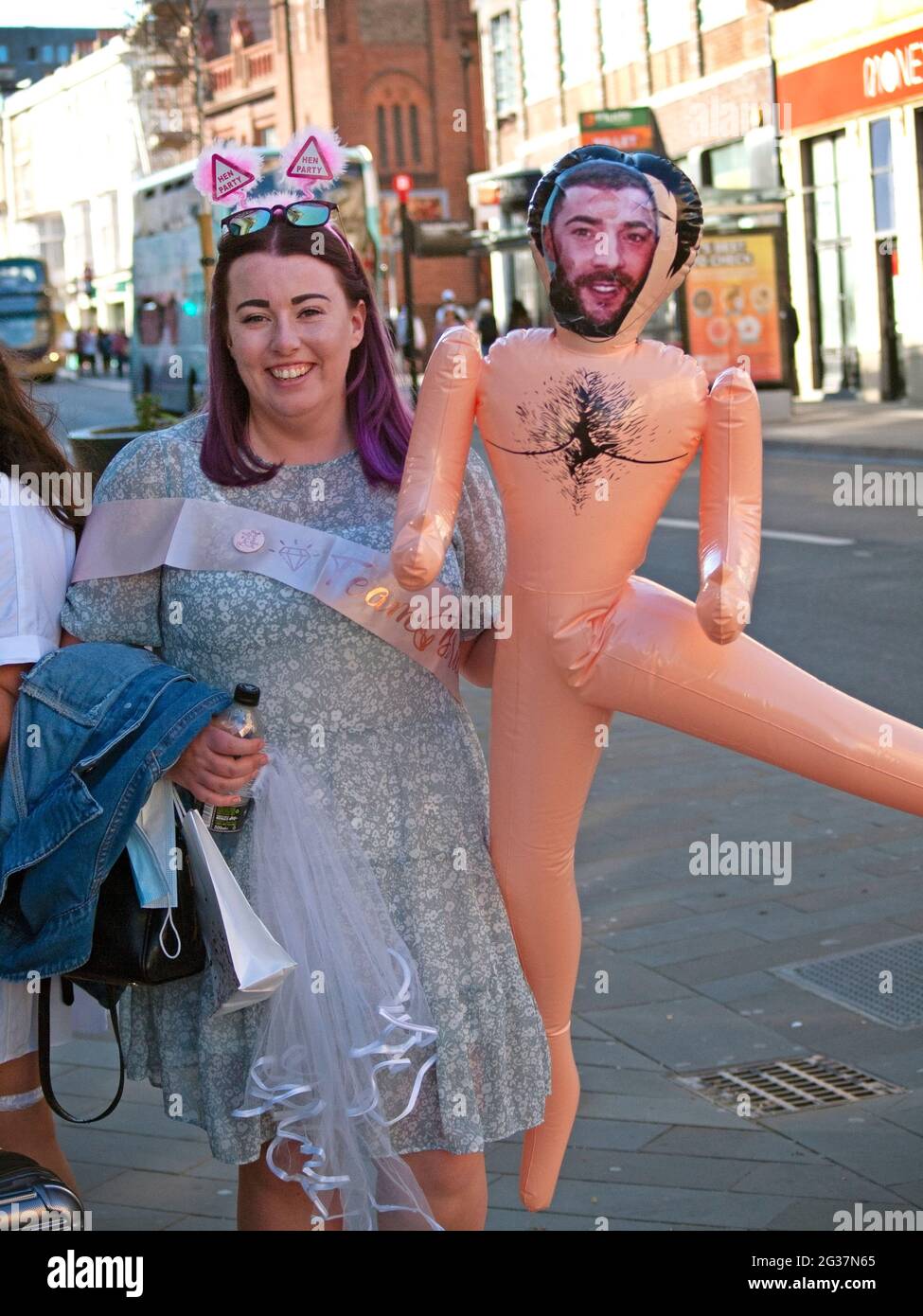 Una futura sposa per le strade di Brighton per la sua festa di gallina Foto Stock