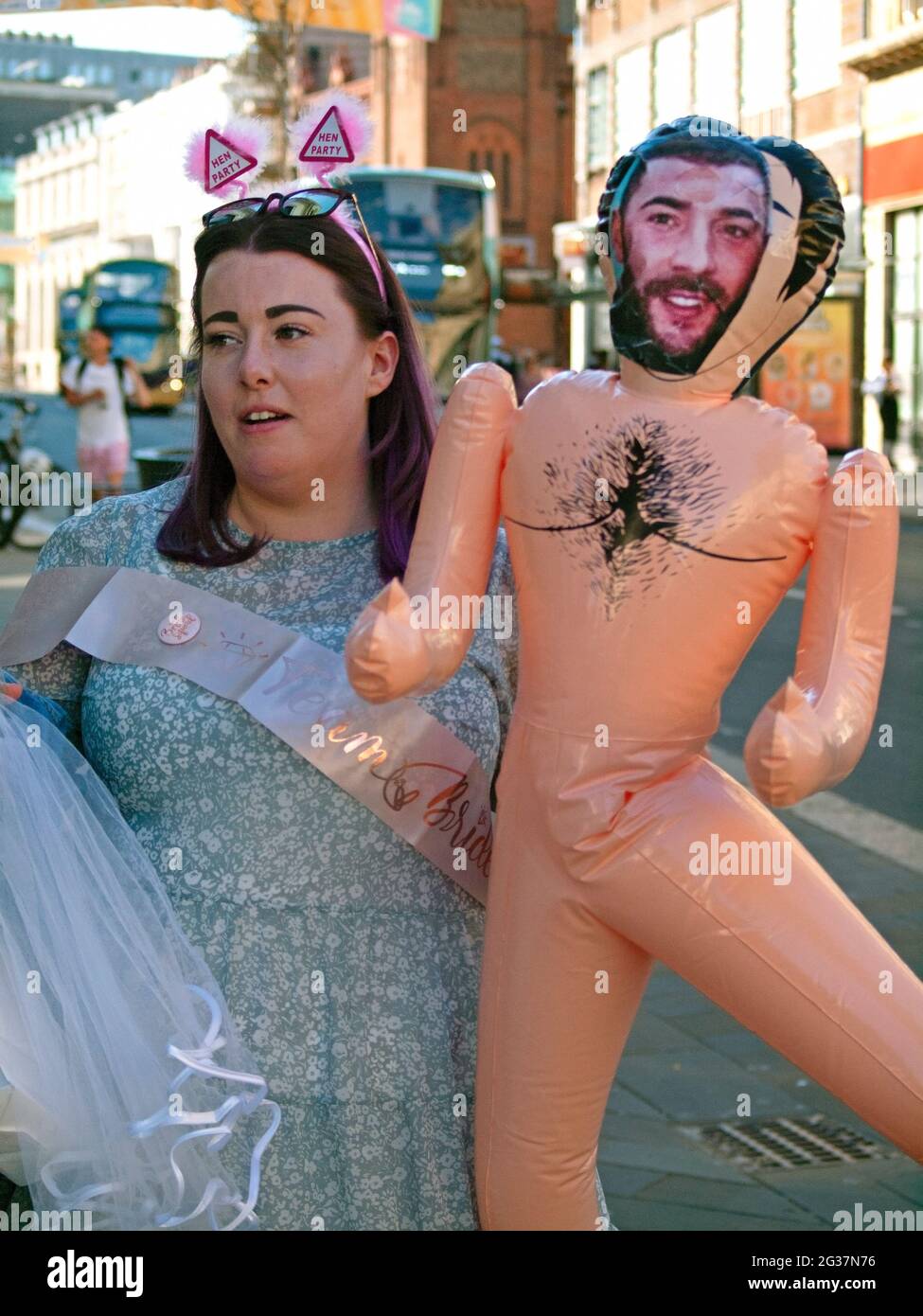 Una futura sposa per le strade di Brighton per la sua festa di gallina Foto Stock