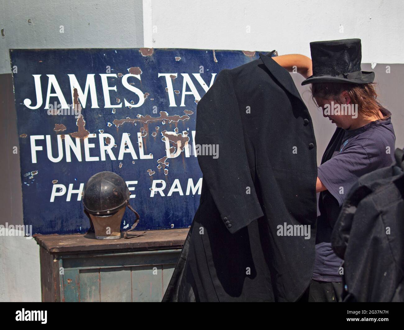 Articoli curiosi in vendita al Brighton Marina Giant Boot Fair Foto Stock