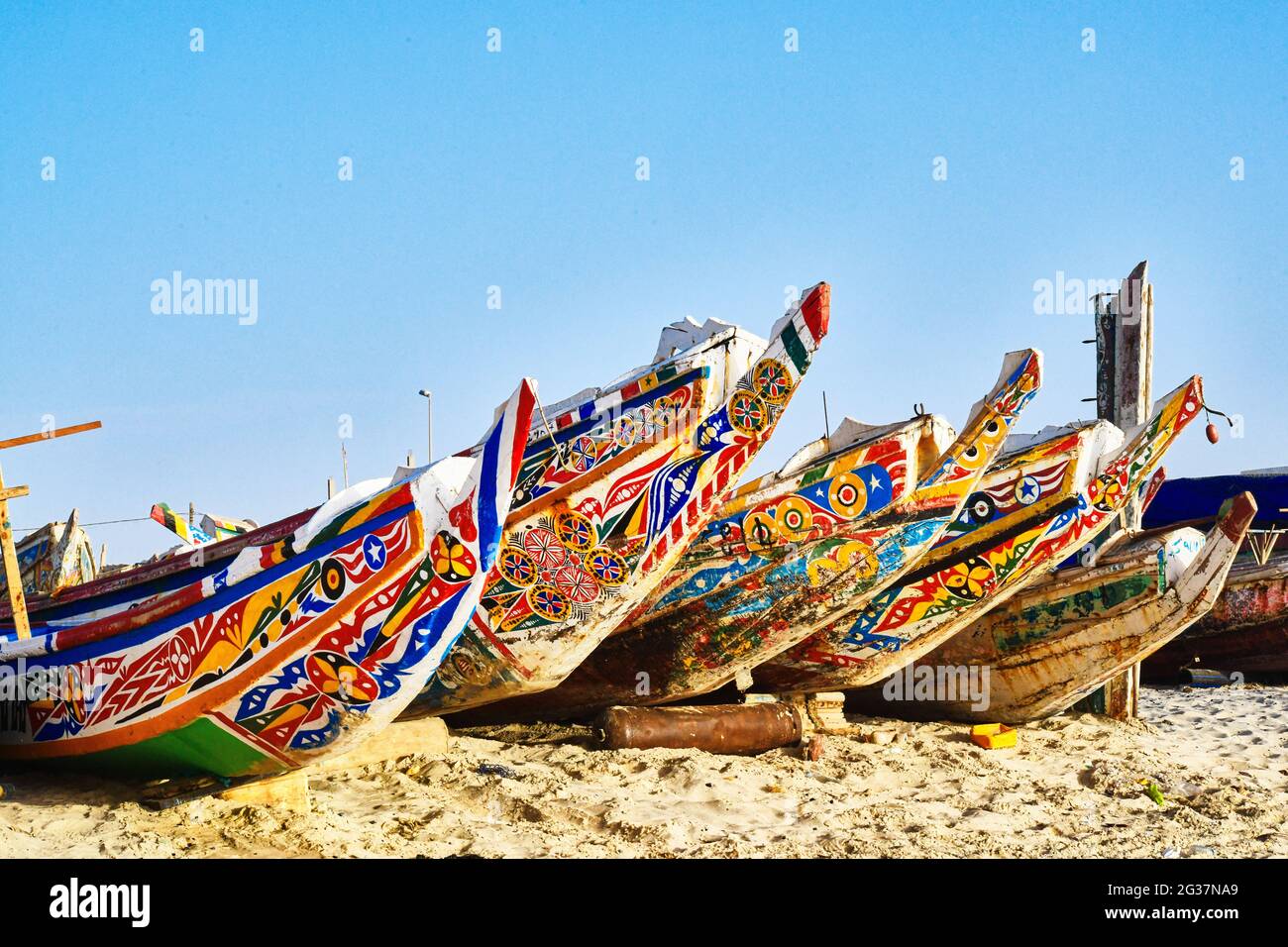 Colorate barche di legno nel porto di Nouakchott Foto Stock