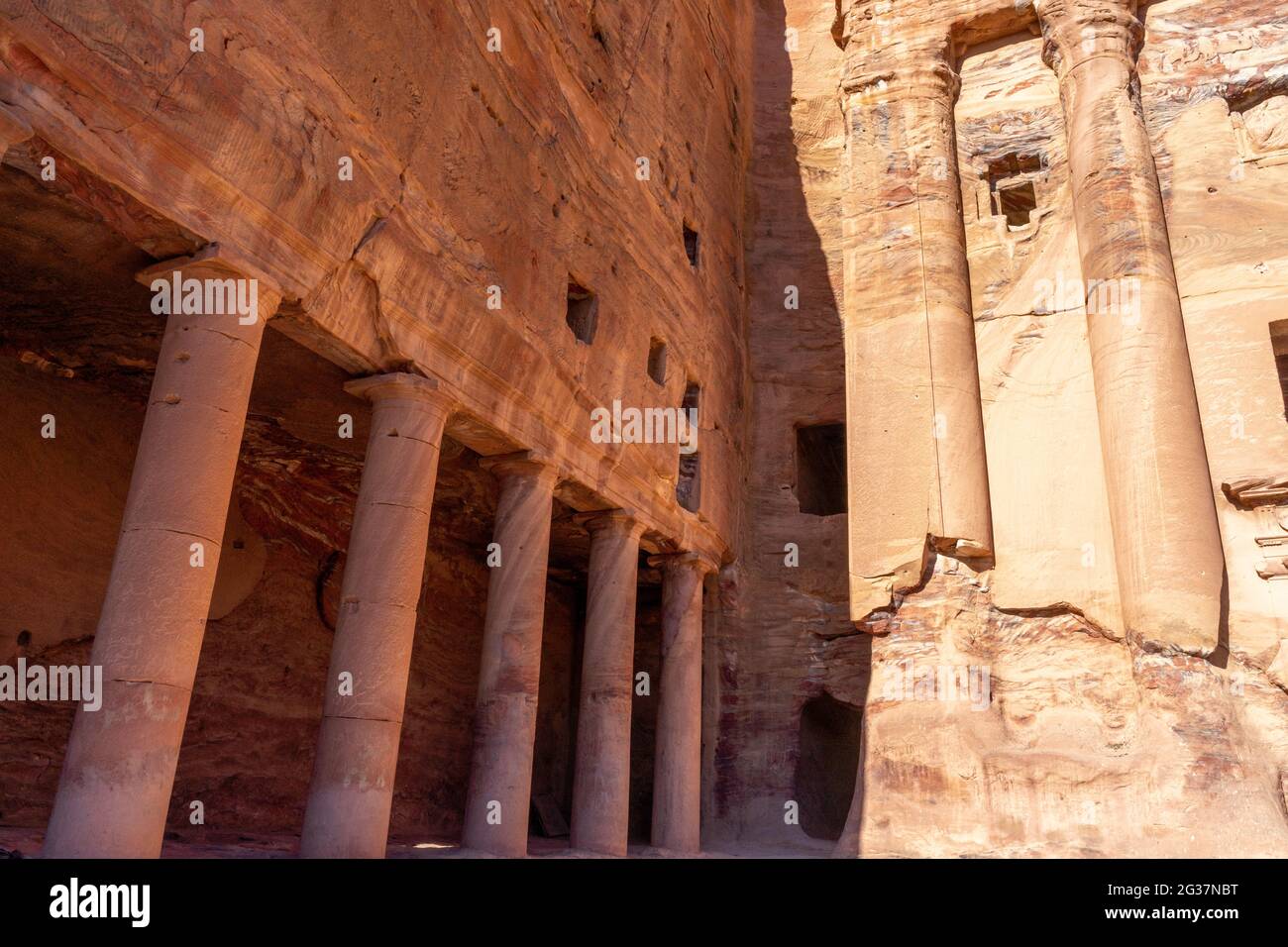 Colonne nel cortile colonnato di fronte alla tomba di Urn, Petra, Giordania Foto Stock