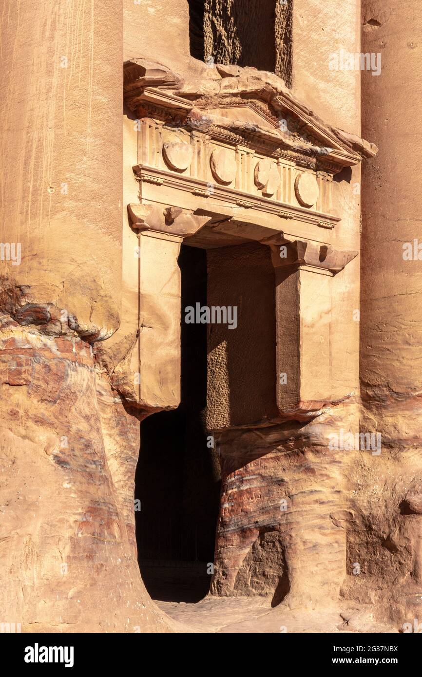 Ingresso della tomba dell'urna con un fregio metope-triglicifo con modanature decorative e frontone triangolare, Petra, Giordania Foto Stock