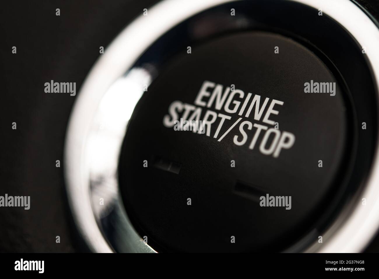 Pulsante di arresto e avviamento del motore interno nero primo piano. Tema tecnologie automobilistiche. Foto Stock