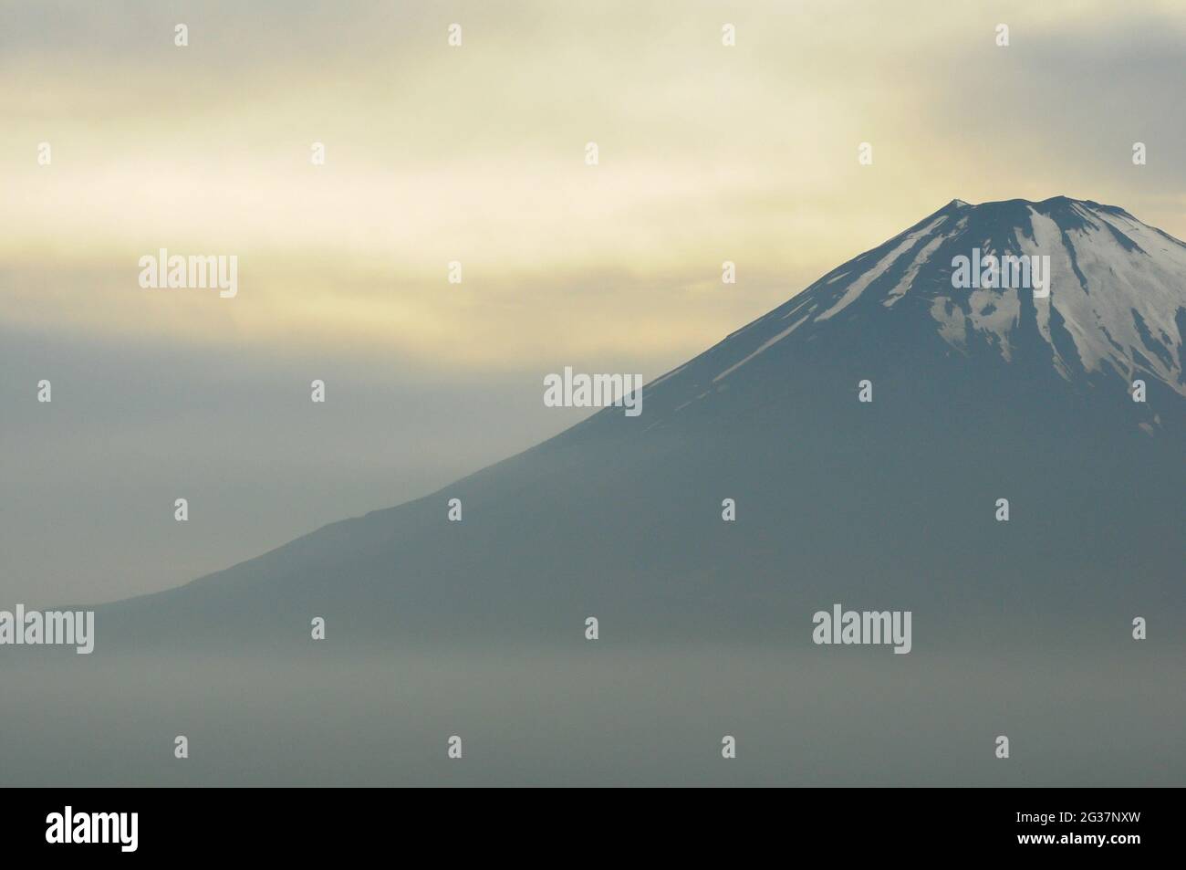 Vista del Monte Fuji al tramonto, dalle fumarole del Monte Hakone, Hakone, Prefettura di Kanagawa, Giappone. L'immagine è in vista orizzontale Foto Stock