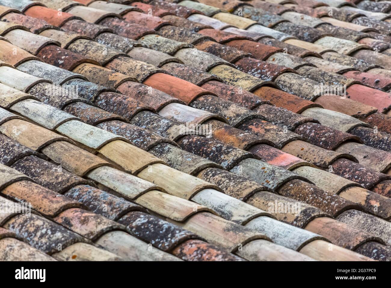 Modello vista di vecchie piastrelle arancioni, utilizzato nei tetti di edifici tradizionali architettura, argille arance... Foto Stock
