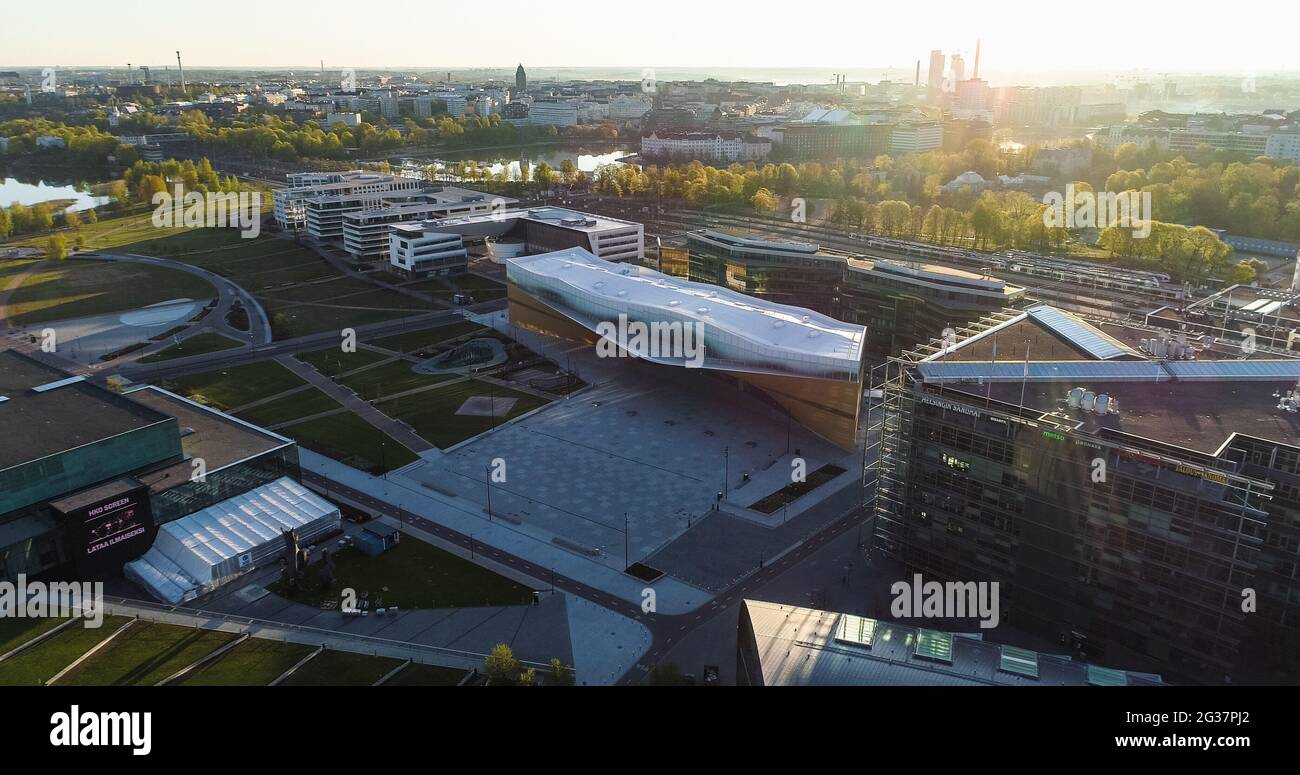 HELSINKI, FINLANDIA - 23 maggio 2020: Vista aerea della biblioteca Oodi, nel centro di Helsinki, alba estiva, in Finlandia Foto Stock