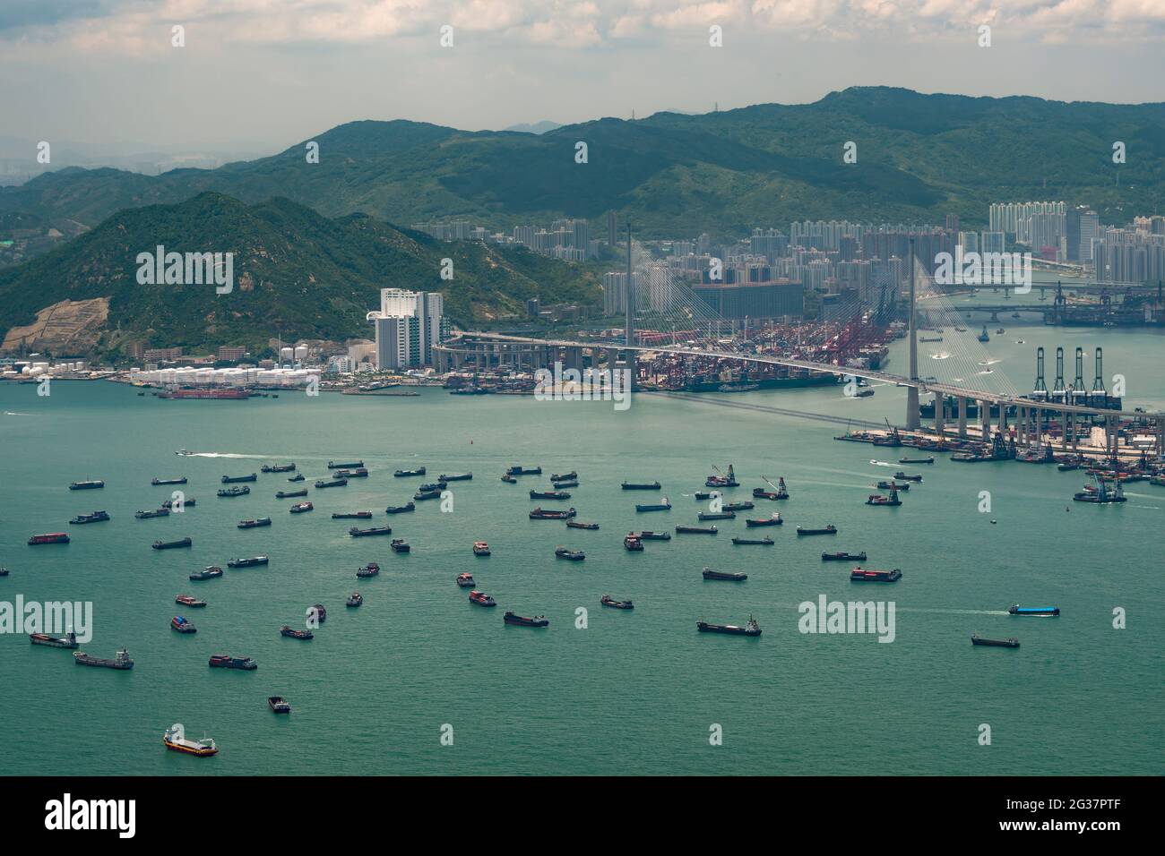 Chiatte e accendini utilizzati per il trasferimento a media corrente di container da e per le navi ormeggiate al di fuori del porto container di Hong Kong ... Foto Stock