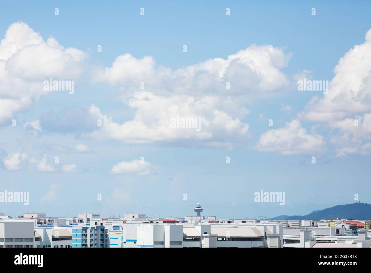 Torre di controllo del traffico aereo dell'aeroporto di Changi sotto il cielo azzurro, nella parte orientale di Singapore. composizione del cielo al 80%, ideale per l'uso editoriale a tema aeronautico. Foto Stock