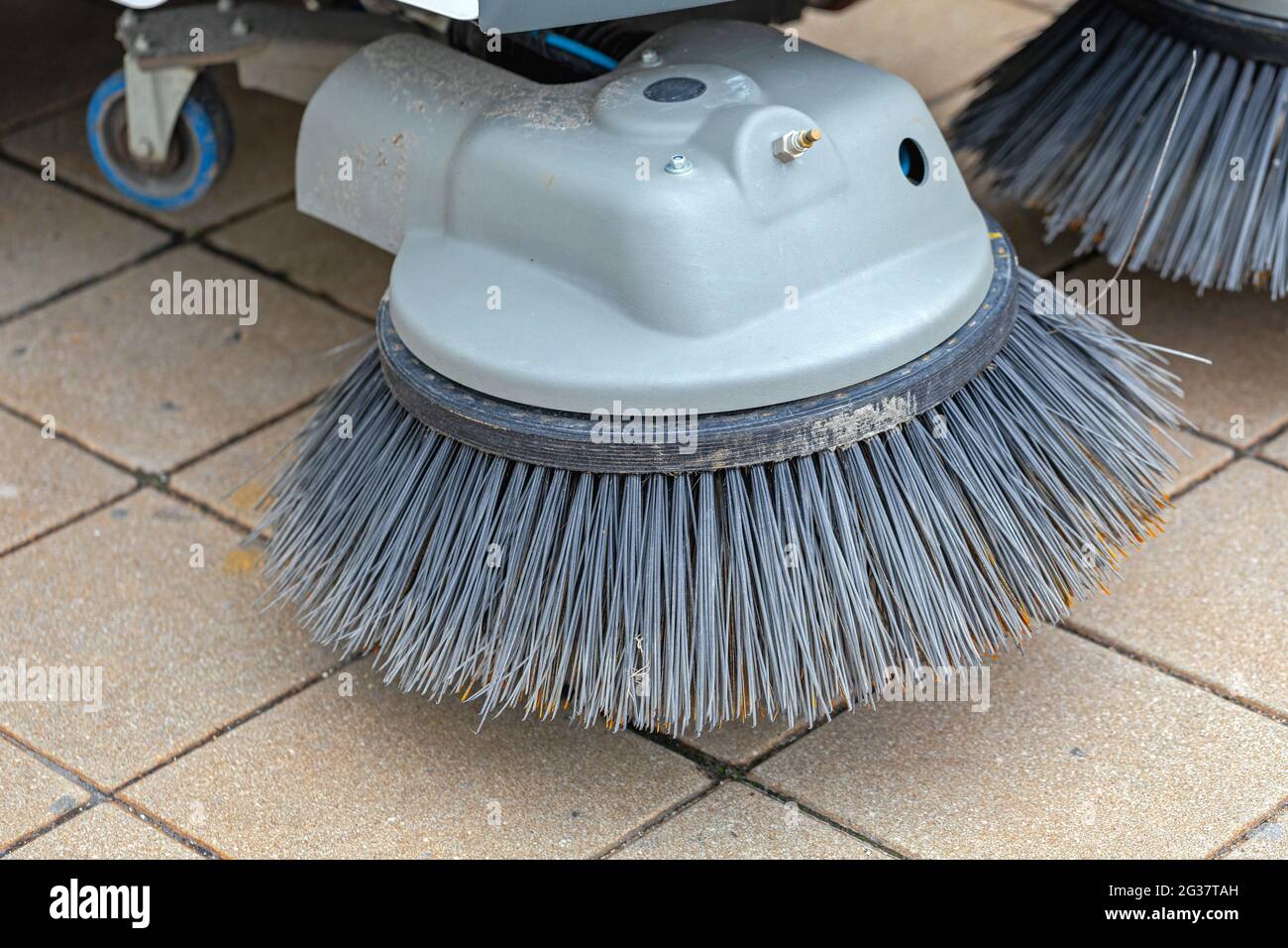 Spazzola rotante sulla spazzatrice per pulizia stradale Foto stock - Alamy