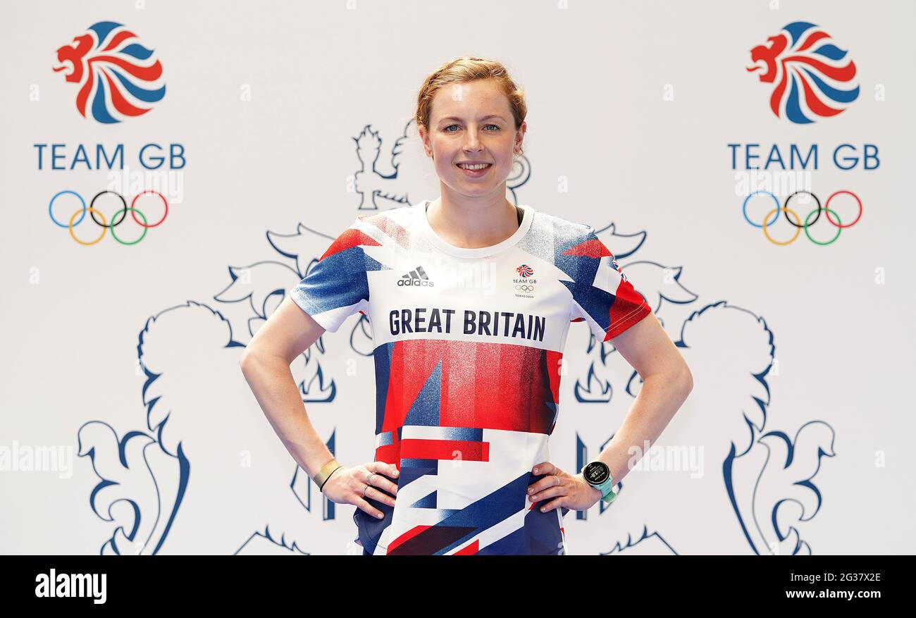 Gran triatleta britannico Georgia Taylor Brown, durante la sessione di kitting out per le Olimpiadi di Tokyo 2020 al Birmingham NEC, UK. Data immagine: Lunedì 14 giugno 2021. Foto Stock