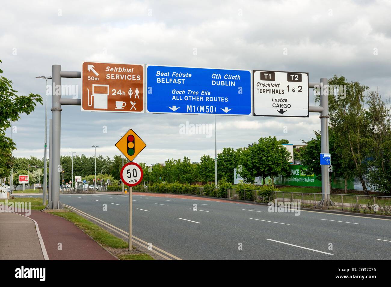 Segnale stradale direzionale per terminal e autostrade sulla vuota Corballis Road South all'aeroporto di Dublino, Dublino, Irlanda a partire da giugno 2021 Foto Stock