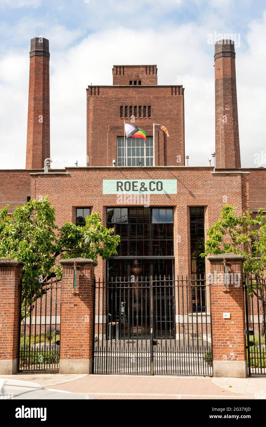 Bandiera dell'orgoglio che vola alla distilleria Roe & Co di Diageo al 92 James St, The Liberties, Dublino 8, Irlanda a giugno 2021. Foto Stock