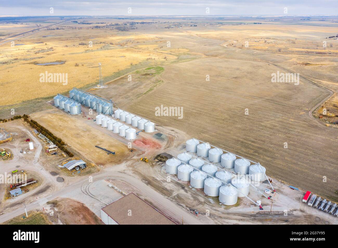 Deposito di mais, bidoni di grano in acciaio corrugato, Gothenburg, Nebraska Foto Stock