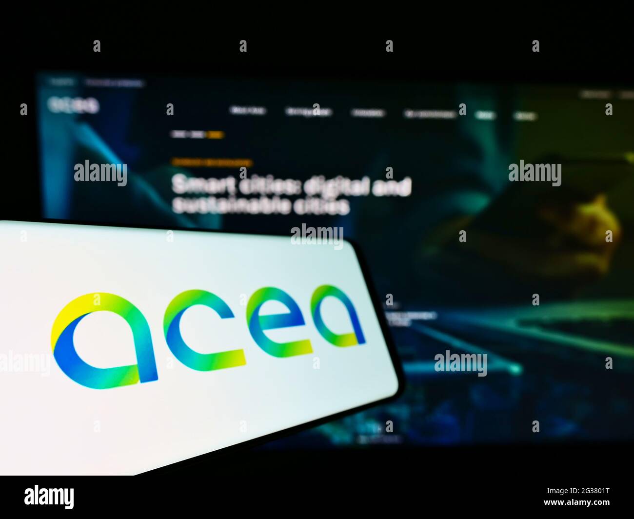 Telefono cellulare con logo della società di utilità italiana ACEA S.p.A. sullo schermo davanti al sito web aziendale. Mettere a fuoco sulla sinistra del display del telefono. Foto Stock