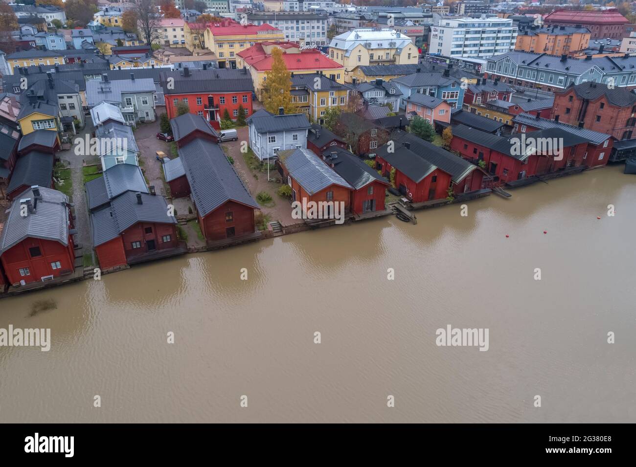 Veduta aerea della vecchia Porvoo in un giorno di ottobre (girato da un quadricottero). Finlandia Foto Stock