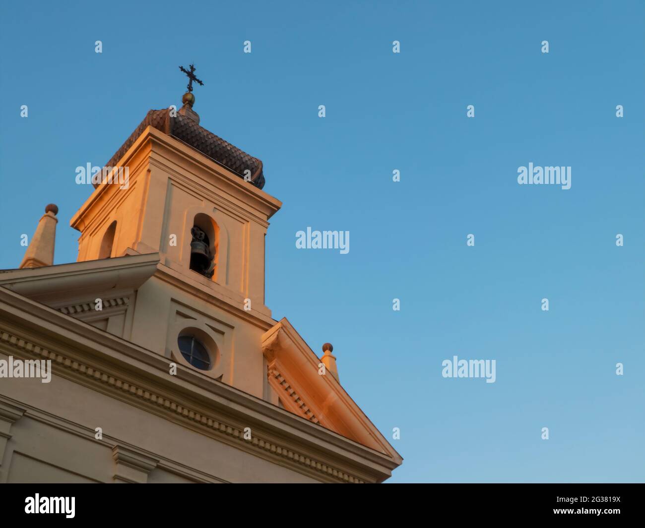 Campanile di una moderna chiesa urbana di Madrid sotto un cielo blu senza nuvole in una giornata estiva soleggiata Foto Stock