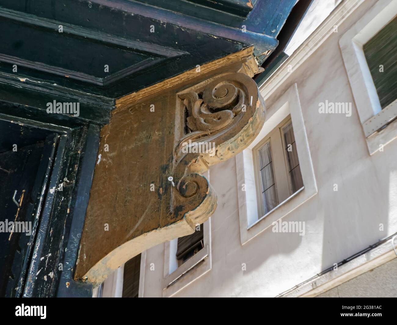 Particolare di un vecchio, deteriorato e consumato soffitto a cassettoni con chiodi e viti attaccate su di esso Foto Stock