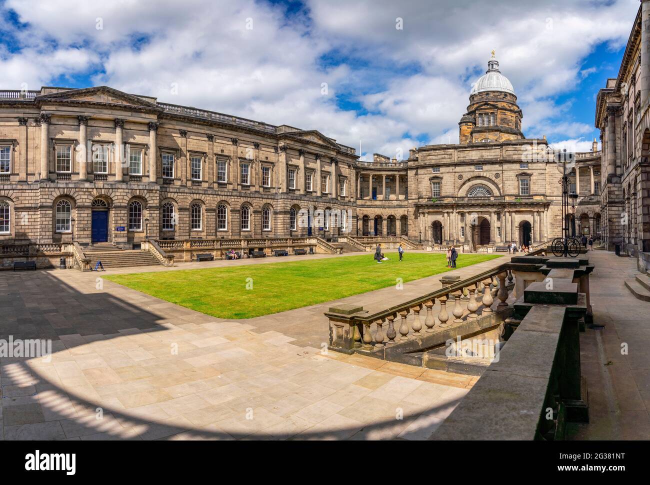 Vista del quadrilatero all'Old College all'Università di Edimburgo, Edimburgo, Scozia, Regno Unito Foto Stock