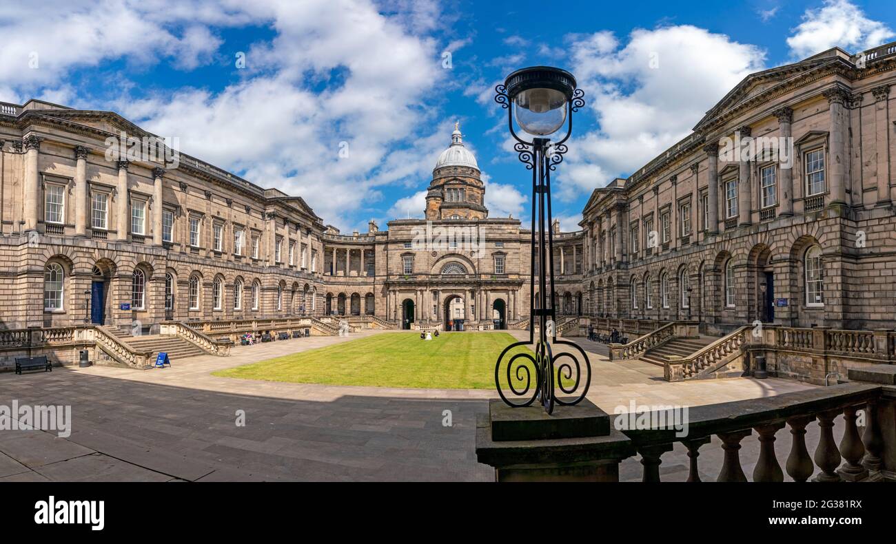 Vista del quadrilatero all'Old College all'Università di Edimburgo, Edimburgo, Scozia, Regno Unito Foto Stock