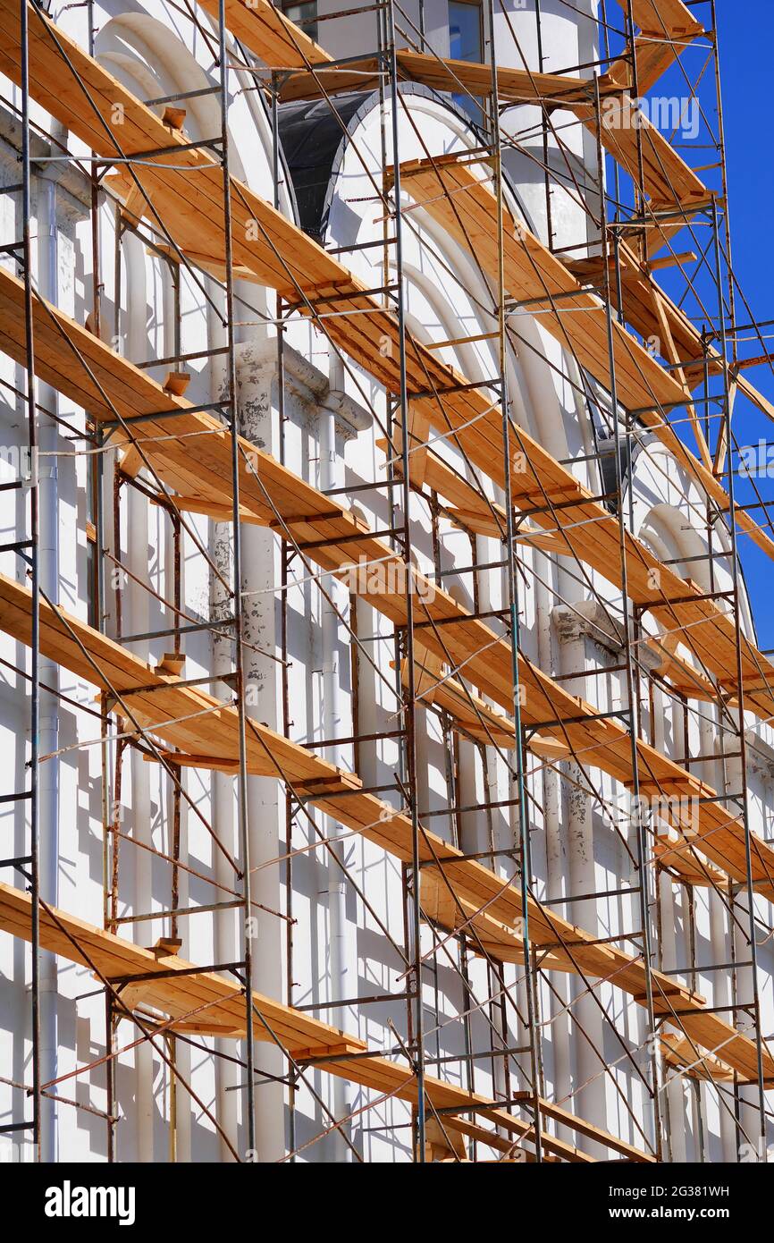 ampia impalcatura di tubi su un edificio Foto Stock