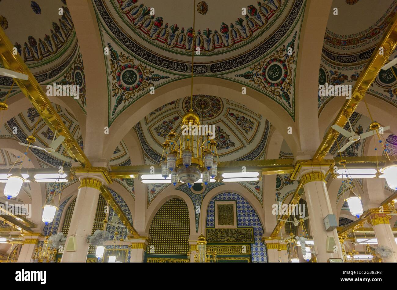 Vista della cupola all'interno della Moschea Nabawi. Arte e texture islamiche sulla cupola della Masjid Nabawi. Medina Foto Stock